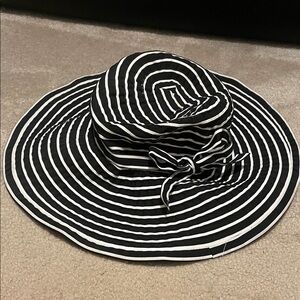 Black & White Striped Wide Brim Sun Hat - Women's Accessory